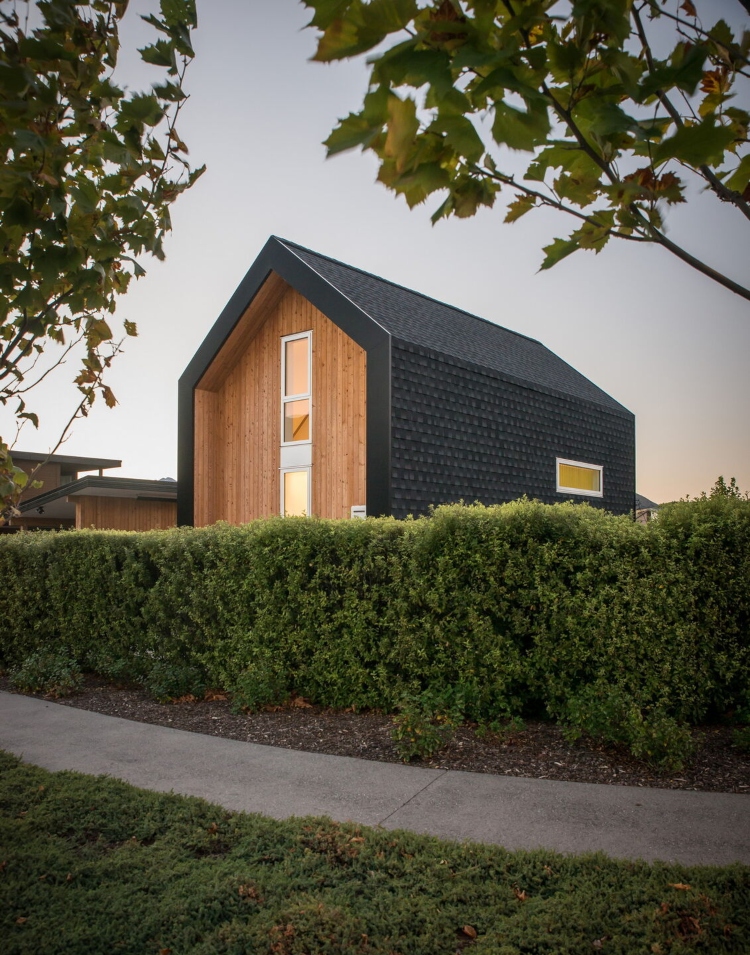 Malu kuću karakteriše jednostavan crni krov i obloge od SIP panela